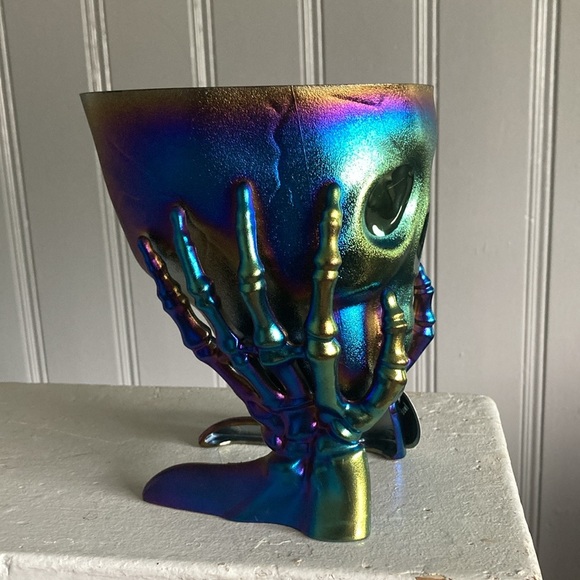 NWT Green Iridescent Oil Slick Skull 💀 in Hands Snack or Candy Bowl Decoration - Picture 15 of 17